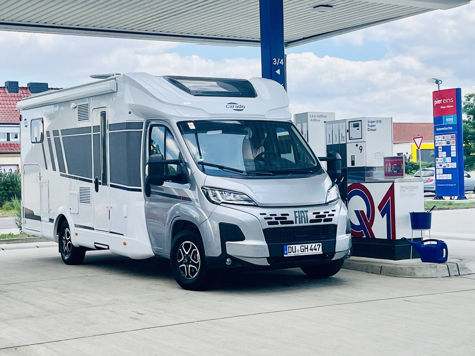 Carado T447 Wohnmobil an einer Tankstelle