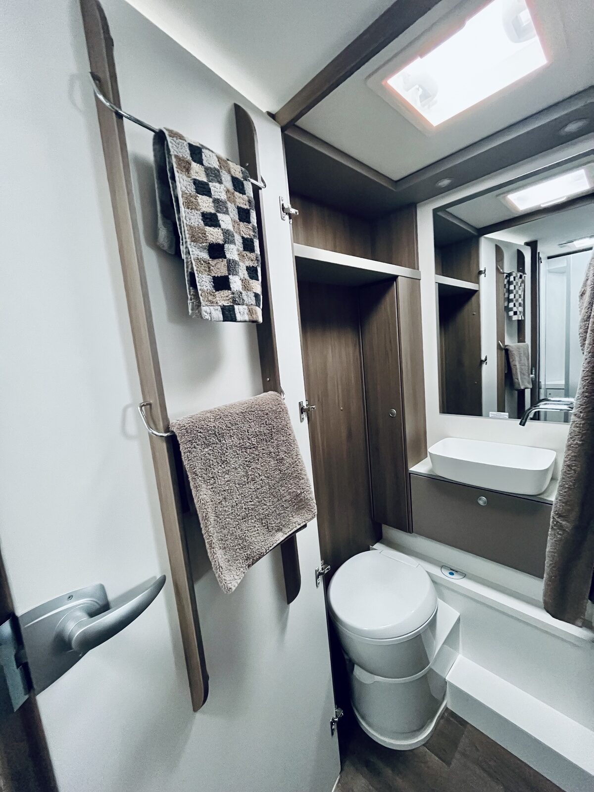 Badezimmer mit WC und Waschbecken im Carado T447
